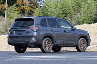 価格はまだ明らかにされていないが、スバルは「従来型より『スポーツ』(写真)が約55万円、『X-BREAK』が約88万円の値上げとなる」としている。