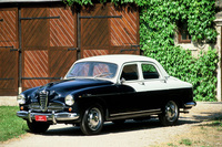1950年「アルファ・ロメオ1900ベルリーナ」。戦後、量産メーカーに転換したアルファ初の戦後型。エンジンは伝統のDOHCだが、ツートンカラーにコラムシフトと、米国車の影響が強かった。
