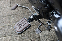 シフトペダルは、シフトアップ(かかと側)も、シフトダウン(つま先側)も踏み下ろして操作できるシーソータイプ。つま先の上面を使う必要がないので、デリケートな靴でも安心して乗れる。