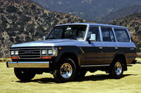 1980年~1990年に生産・販売された60系の「ランドクルーザー」。ランクルファミリーの旗艦である“ステーションワゴン系”の地位を確立したモデルで、今なお根強い人気を誇る。当初のフロントデザインは丸目2灯だったが、1987年のマイナーチェンジで角目4灯となった。