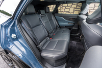 後席の広さは「クロスオーバー」と同等のはずだが、天井が広いこちらのほうが健康的な空間に感じられる。