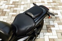 シート高は735mmと低めなので、足つき性は申し分なし。身長168cmのwebCG編集部員でも足裏がべったり地面につくうえ、ヒザにかなりゆとりがある。小ぶりなパッセンジャーシートの後方には、アクセサリーのグラブバーやキャリアを装着できる。