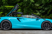 まずはバットレスとトノカバーが持ち上がり、そこにハードトップがZ字型に畳まれて収納される。