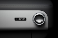 「ルーチェ」のエクステリア(……と今回は明らかにされなかったインテリアの全貌)が公開されるのは、2026年5月の予定。その日がくるのが楽しみなような、怖いような……。いずれにせよ、デザインがここまで気になるクルマは本当に久々だった。