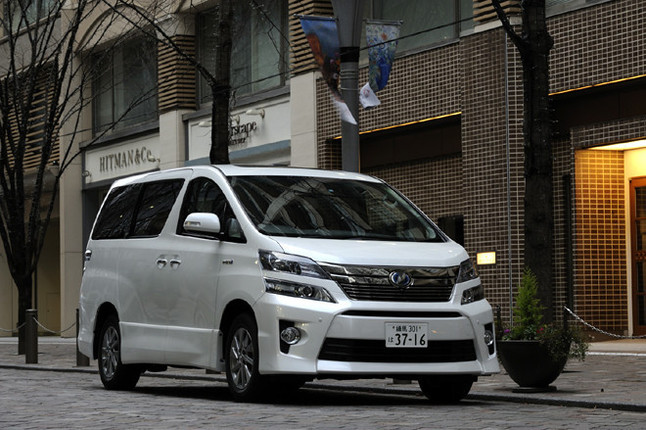 【スペック】全長×全幅×全高=4885×1840×1905mm/ホイールベース=2950mm/車重=2200kg/駆動方式=4WD/2.4リッター直4DOHC16バルブ(150ps/6000rpm、19.4kgm/4000rpm)+フロント交流同期モーター(143ps/4500rpm、27.5kgm/0-1500rpm)+リア交流同期モーター(68ps/4610-5120rpm、13.3kgm/0-610rpm)/価格=565万円(テスト車=676万9300円)