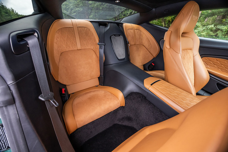 リアシートは左右独立式で、2+2レイアウトとなる「DB12」の乗車定員は4人。後席のセンターに配置された「Bowers&Wilkins」のスピーカーは有償のオプションアイテム。