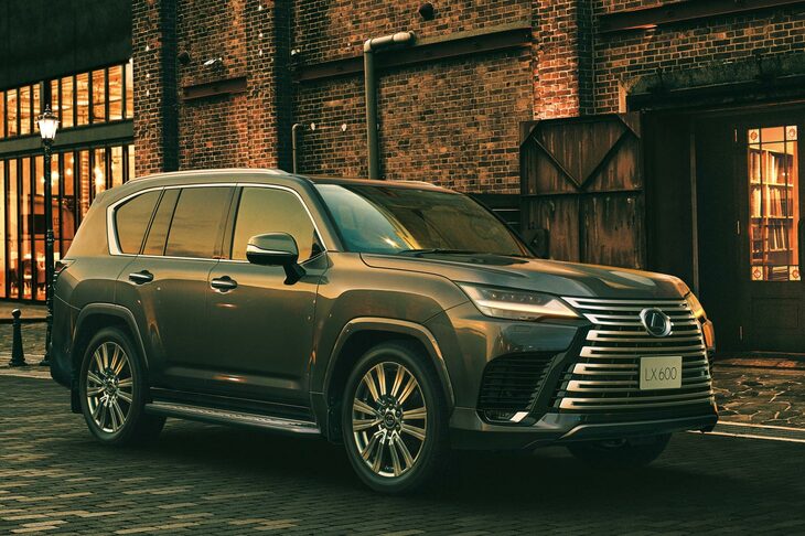 「トヨタ・ランドクルーザー“300”」のレクサス版である「レクサスLX」。同じオフロード仕様で比較すると、「GX550“オーバートレイル”」の1235万円に対して、「LX600“オフロード”」は1290万円となっている。
