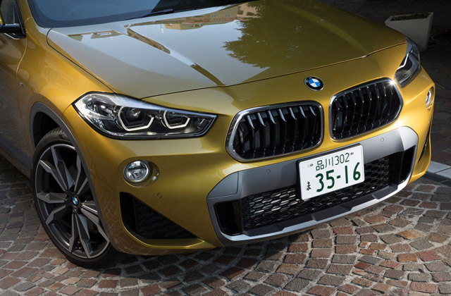 伝統のキドニーグリルと大型エアインテークが目を引くフロントまわり。BMWの「Xモデル」らしい表情を見せる。