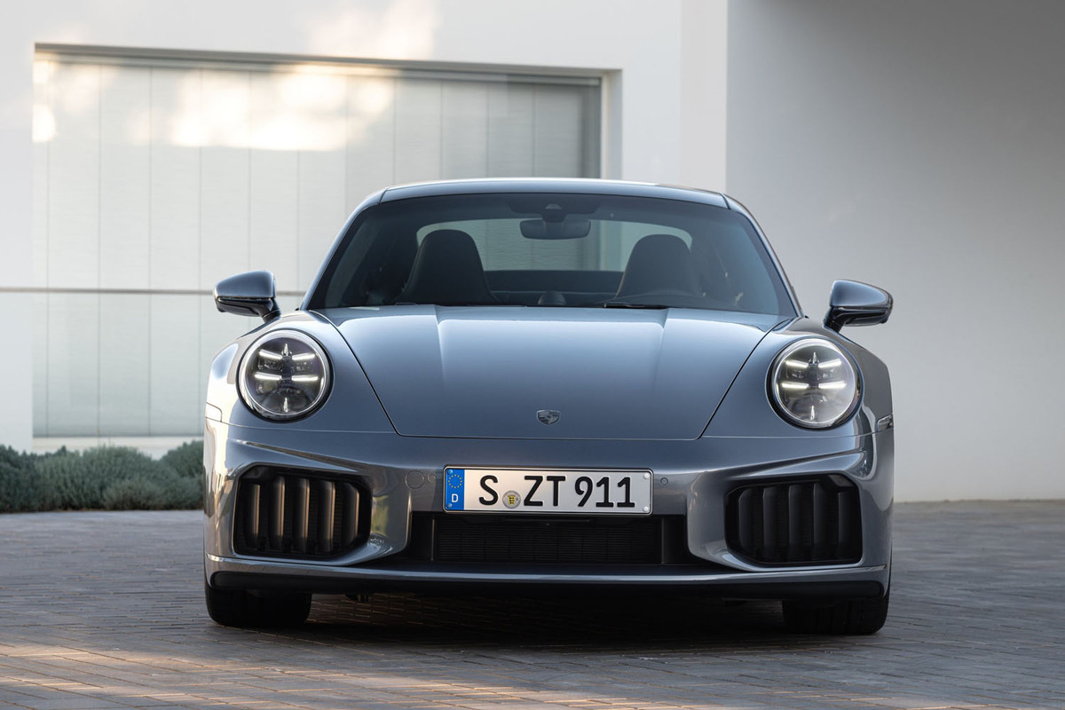 ポルシェがハイブリッドの最新型「911ターボS」「911ターボSカブリオレ