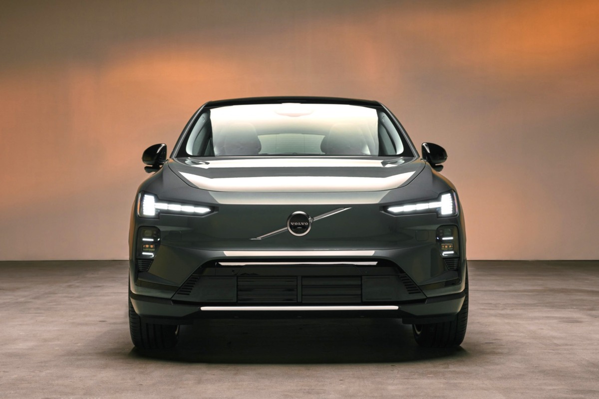 ボルボがミドルクラスの新型電動SUV「EX60」と「EX60クロスカントリー