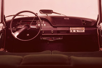 「DS」の後期型ダッシュボード。当時まだ珍しいプラスチック成型を採用した造形は、斬新だった。