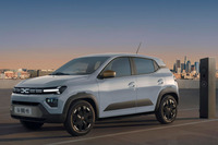 欧州で一番安い電気自動車として、鳴り物入りで2021年にデビューした「ダチア・スプリング」。最新型は、新しいダチアのデザインコンセプトにのっとったシャープなフロントデザインだが……。