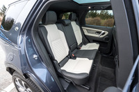 後席は4：2：4の3分割式。他のパワートレインでは選択可能となる2座の3列目シートは、「P300e」では選べない。