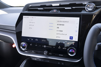 「カスタム」モードで個別にセッティングできるのはご覧の3項目。新しい「RZ」は乗り心地の進化が目覚ましいが、減衰力可変ダンパーの類いは使っていない。