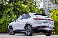 有償オプションのボディーカラー「プレミアムサンライトホワイト・パール」をまとった「ヴェゼルe：HEV Z」のリアビュー。リアコンビランプの内部デザインは、上下2段式で横基調のすっきりとしたものにあらためられた。