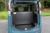 荷室のマルチボードは「スペーシア ベース」のキラー装備だ。写真は立てて装着して荷室を前後に分割したところ。