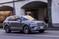 ベントレー初のSUVとして2015年に登場した「ベンテイガ」。2020年6月に初のマイナーチェンジが行われ、先にV8モデルが発表された。同車の車両本体価格は2185万7000円。