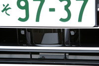 新型「A8」「A7スポーツバック」ともに、量産車では世界初となるレーザースキャナーをADAS用センサーとしてフロントに搭載する（写真はA8のもの）。レーダーなどと違って汚れに弱いため、泥などが付着すると自動的にウオッシャー液で洗浄される仕組み。