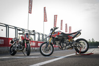 2025年の「EICMA（ミラノモーターサイクルショー）」で発表された「ドゥカティ・ハイパーモタードV2」。ドゥカティのハイパーモタードシリーズには、単気筒の「698モノ」と2気筒の「950」の2種類が用意されていたが、V2は後者の後継機種となる。