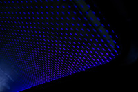 オプションの「スカイラウンジパノラマガラスサンルーフ」には、アンビエントライト（写真）が内蔵されている。1万5000個以上が配置された点状のグラフィックをLEDが照らし、独特のムードを演出する。