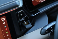 湾曲した液晶メーターの左サイドに、小さなレバー式のシフトセレクターを配置。レバーの上部のボタンを押すとPレンジが選択できる。