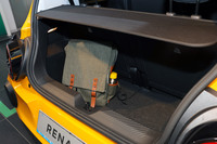 ラゲッジスペース容量は最大で360リッターが確保できる。写真はバックレストを起こした状態で、標準的なリュックサックを置いたところ。