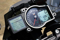 「1290スーパーデュークGT」のメーターパネル。左側の液晶画面に、さまざまな車両情報が表示される。