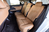 前後のスライド機構とリクライニング機構が備わる「レクサスRX」の後席。