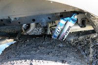 「リーフサスは奥が深いんだよ。潤滑スプレー吹き付けるだけでも動きが変わっちゃうからね～」「そんなことより、この写真ドロ道に入る前に撮っておいた方がよかったんじゃないですか？」「今回のカメラマンはほった君だよ」