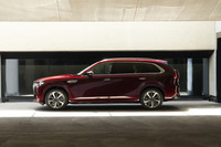 ボディーの全長は4990mmで全幅は1890mm。前任の「CX-8」よりも90mm長く、50mmワイドになった。