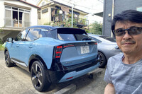 車幅いっぱいにリアコンビランプを配置。それを組み込んだブラックのモールやグロスブラック塗装仕上げのバンパーが、ウィンドウ下のリアパネルをぐるりと取り囲む。実に個性的なデザインだ。