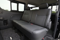 50：50の分割可倒機構とリクライニング機構が備わるリアシート。表皮の模様は海面の波の動きをモチーフにしたものと紹介されている。