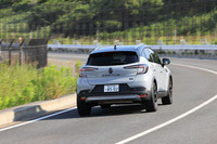 19インチサイズのタイヤとホイールの重さを感じるシーンはあるが、目地段差を越えたときのショックのいなし方は最新型のほうがうまい。軽快なハンドリングは健在で、見た目の演出とともに、アルピーヌのエッセンスは走りにも効いているようだ。