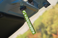 「DOG LOVER」のロゴ入りテールゲートストラップ。