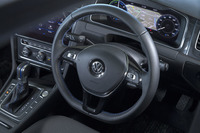 「e-ゴルフ」には、全車速に対応したアダプティブクルーズコントロールや車線維持支援機能の「レーンキープアシスト」といった先進安全装備が標準で備わる。操作スイッチはステアリングスポーク上に備わっている。