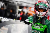 D'station Racingのエースドライバー藤井誠暢選手。プライベートでも新型ヴァンテージを愛用している。