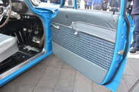 ドアトリムなど、レストア前はまっ黒なビニールだった箇所を、レース仕様と同じ西陣織に変更。シートとドアトリムの色が若干異なっているのは「もともとそういう仕様だったから」。ドアノブにも専用のものを使用している。