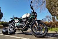 井の頭公園の駐車場にて。都内のバイク駐車場事情もずいぶんと改善された昨今、記者もよく、井の頭公園や高円寺駅のガード下、宮下公園の駐車場などにバイクを止めては、散策や買い物を楽しんでいる。違法駐車はダメ。ゼッタイ。