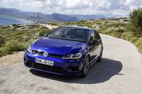 ヨーロッパ市場ではすでに発売されているマイナーチェンジ版「ゴルフ」。ベーシックモデルのエンジンが1.4リッターから1.5リッターに変更となるなど、大幅改良を受けている。