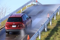 20度の勾配を持つ、登坂路での発進体験では「ティグアン」の四輪駆動車「4MOTION」を使用した。左右の路面状況が異なる路面や圧雪路を模した0.3μの滑りやすい路面で車両を停止させた後に再発進させる。アクセルオンでどのようにクルマが進むのかを実際に試すことができた。