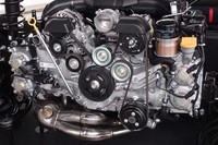 ベアシャシーの水平対向エンジンを正面から見たところ。ターボ化するとエンジンの搭載位置が上がる（＝重心高が上がる）ため、アウトプット増大の手段としては、最終的には「自然吸気のままの排気量アップ」が選択された。（写真＝webCG）