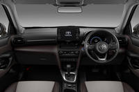 「ワンクラス上の質感と居心地の良さが感じられる造形」とアピールされる「ヤリスクロス」のインパネまわり。