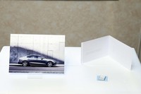 パッケージにはソフトウエアのほか、リアに装着する「Polestar Engineerd」バッジとソフトウエア搭載認定証、アルミニウムプレートが含まれている。