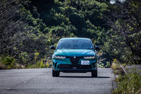 「トナーレ」には、ステランティスグループの「スモールワイドプラットフォーム」が用いられている。これをベースに剛性強化やワイドトラック化が図られ、アルファ・ロメオらしい味つけを行ったという。サスペンションはフロント、リアともにマクファーソンストラット式。