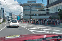 こちらは、大会初日の昼に行われたパレードランでのひとこま。エントラントの多くは、地元の方々に温かく迎えられながら、小諸の市街地を一周した。