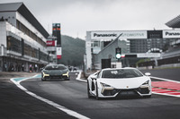 まずはピットレーンを「チッタ」と「ハイブリッド」の組み合わせで走る。この場合はフロントモーターのみを使った前輪駆動だ。