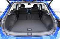 後席の背もたれを倒し、荷室容量を最大化した状態。写真の通り、背もたれ部分には若干の傾斜が残る。