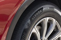 今回試した「ALENZA LX200」のサイズは18インチ。前後とも235/60R18 107Hで、ラベリング制度における転がり抵抗係数は「AA」、ウエットグリップ性能は「a」を獲得している。