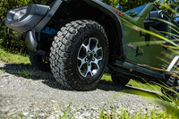泥濘路などで本領を発揮する「ルビコン」専用のマッドテレインタイヤ。最小回転半径は、従来型の6.0mから5.3mへと小さくなっている。