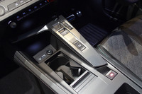 「408」のセンターコンソール。エンジンのスタート／ストップボタンやスイッチ式のシフトセレクターが、ドライバーサイドに配置される。